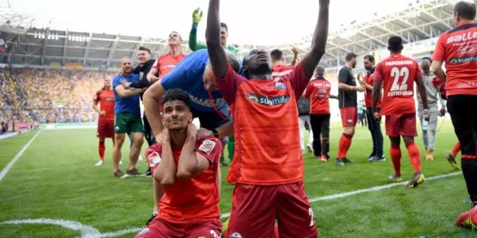 Die Paderborner feiern den direkten Aufstieg in die Bundesliga. Foto: Robert Michael Die Paderborner feiern den direkten Aufstieg in die Bundesliga. Foto: Robert Michael