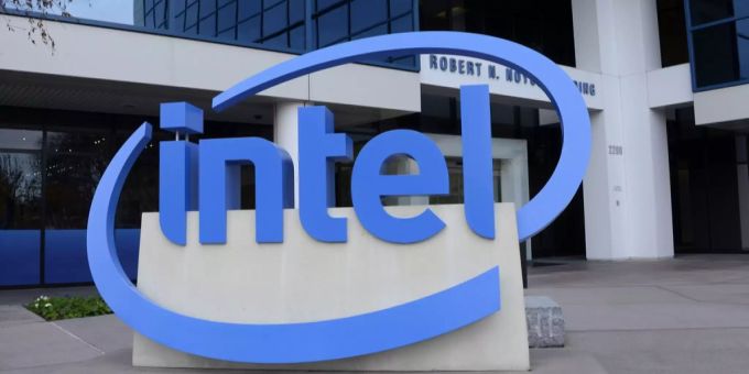 Das Logo des Chip-Herstellers Intel vor einem Firmengebäude. Intel