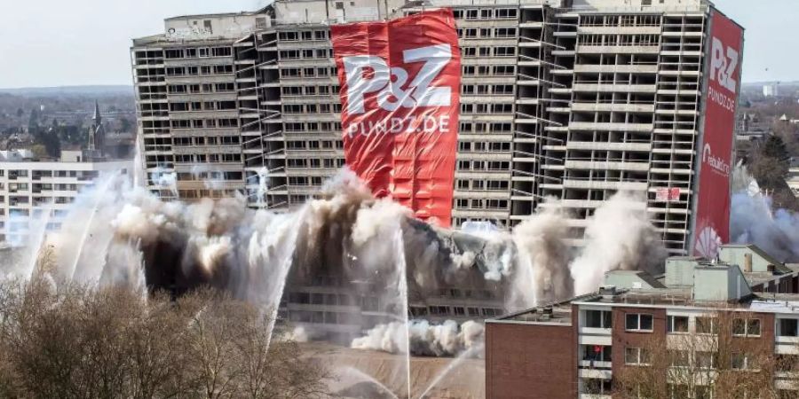 Das als «Weisser Riese» bekannte Hochhaus fällt in sich zusammen. Rund 290 Kilogramm Sprengstoff verwandelten es in einen Schutthaufen. Foto: Christoph Reichwein