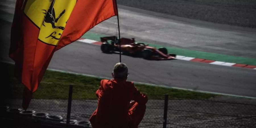 Ein Zuschauer schaut den F1-Piloten bei den Testfahrten auf dem Circuit de Catalunya zu. Auf der Bahn Sebastian Vettel. Foto: Matthias Oesterle/ZUMA Wire