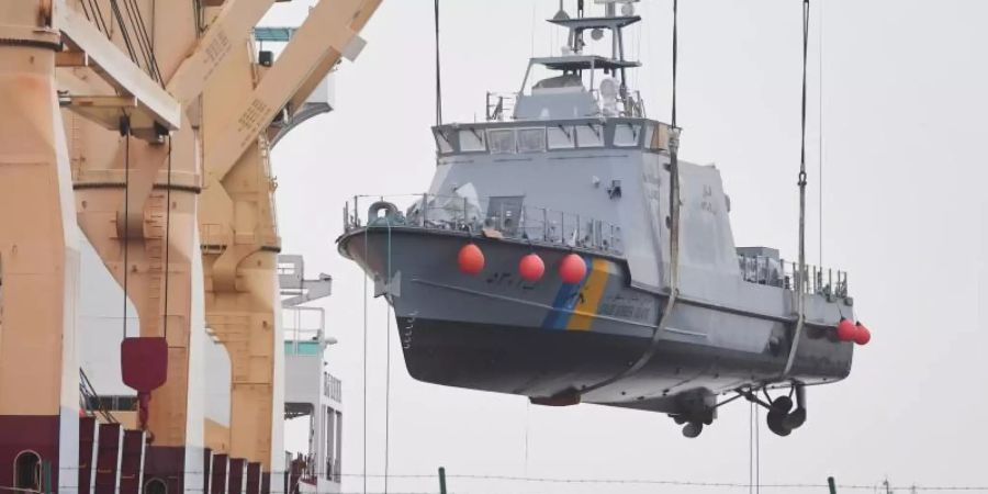 Ein Küstenschutzboot für Saudi-Arabien wird auf ein Transportschiff verladen. Die Bundesregierung hatte alle Rüstungsexporte in das Königreich gestoppt. Foto: Stefan Sauer