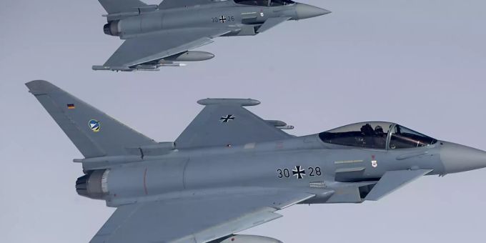 Der Eurofighter von Airbus ist eines der Kampfflugzeuge, das in den nächsten Monaten in der Schweiz erprobt wird. Im Bild zwei Jets der deutschen Luftwaffe. (Archivbild) kampfjet