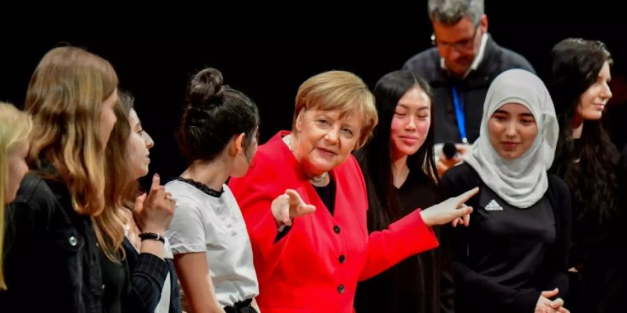 Kanzlerin Angela Merkel mit Berliner Schülern