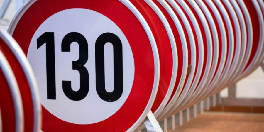 Verkehrsschilder mit Tempolimit 130