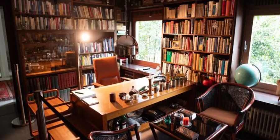 Das Arbeitszimmer im Haus von Ex-Bundeskanzler Helmut Schmidt. Das Wohnhaus von Ex-Bundeskanzler Schmidt ist von nun an regelmässig für Führungen geöffnet. Foto: Daniel Reinhardt