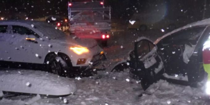 Unfall auf schneebedeckter Strasse