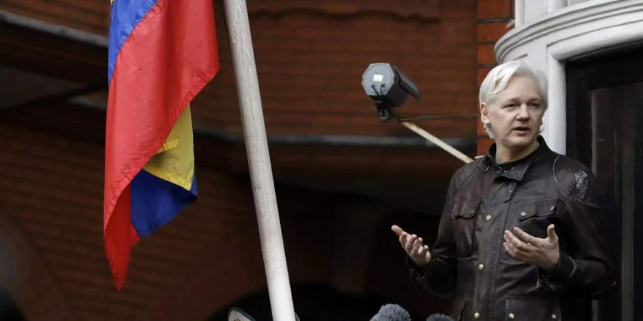 Julian Assange auf dem Balkon der Botschaft bei einer Pressekonferenz.