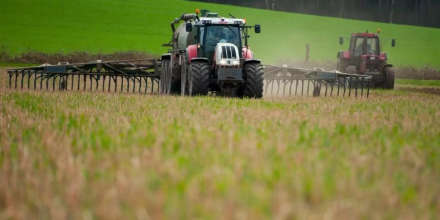 Gülle wird auf einem Feld ausgebracht