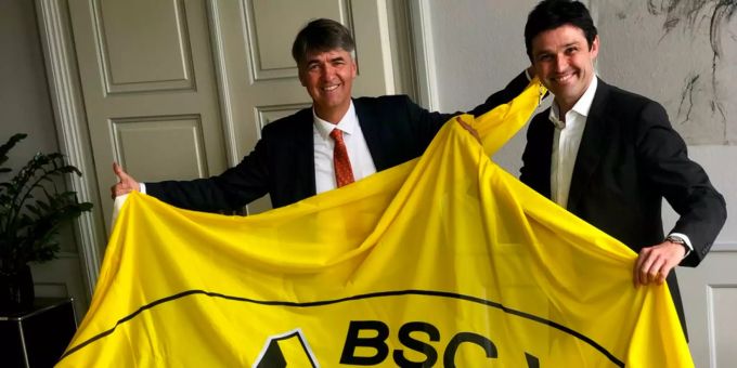 Der Berner Stapi Alec von Graffenried und Nationalrat Matthias Aebischer mit der Fahne von YB. YB Stapi
