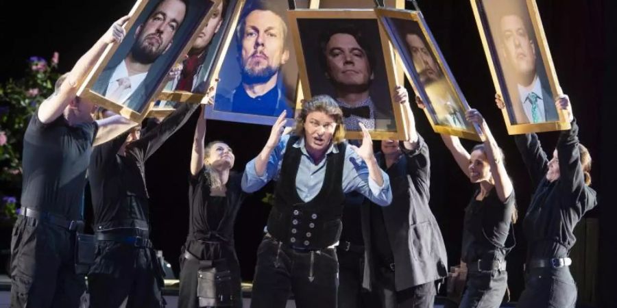 Der deutsche Tenor Klaus Florian Vogt (M) singt den Walther von Stolzing in «Die Meistersinger von Nürnberg». Foto: Monika Rittershaus/OFS