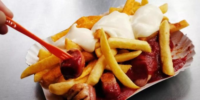 Die Currywurst mit Pommes wird von Gerhard Schröder als Kraftriegel der Facharbeiter bezeichnet. Currywurst Schröder VW