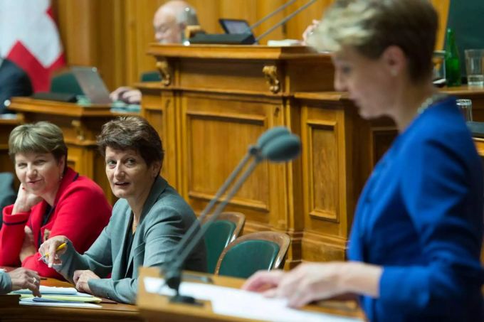 Die SP-Nationalrätin Ursula Schneider Schüttel (Mitte) zeigt sich sehr enttäuscht von der unkritischen Haltung des Bundesrats und Medienministerin Simonetta Sommaruga (vorne) gegenüber der Serafe. Serafe