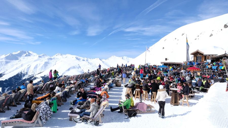 Finde den Unterschied: die Liegestuhlterrasse vom Chalet Güggel in Davos GR ...