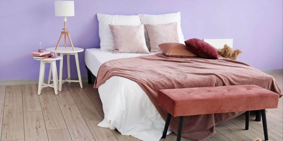 Modernes Schlafzimmer mit lila Wandfarbe