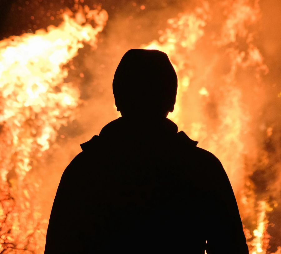 Einer der Chauffeure erzählt von einem Vorfall, bei dem einer der Männer ein Feuer nahe dem Bus entfacht habe. (Symbolbild)