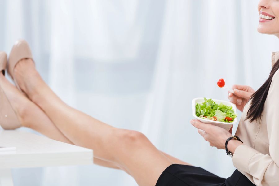 Frau Büro Salat Snack