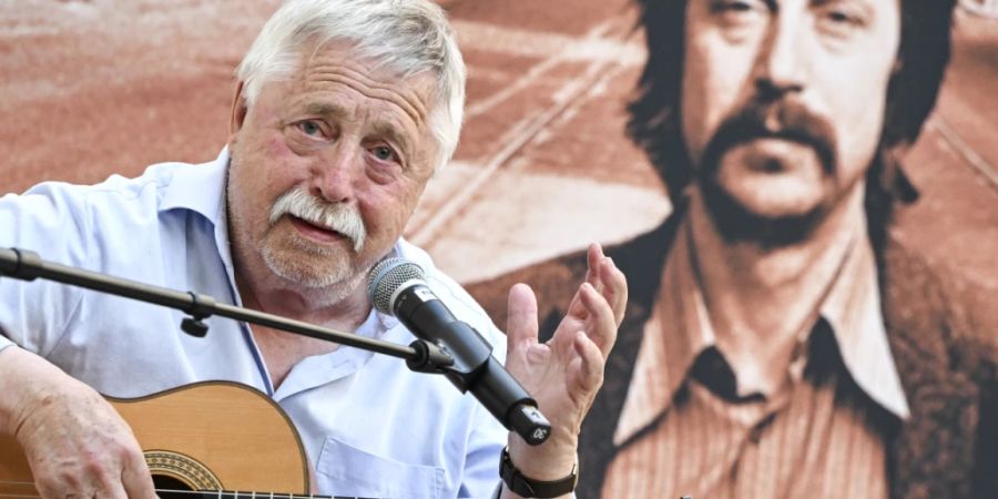 ARCHIV - Der Lyriker und Liedermacher Wolf Biermann singt zur Eröffnung der Ausstellung «Wolf Biermann. Ein Lyriker und Liedermacher in Deutschland» im Deutschen Historischen Museum. Foto: Jens Kalaene/dpa