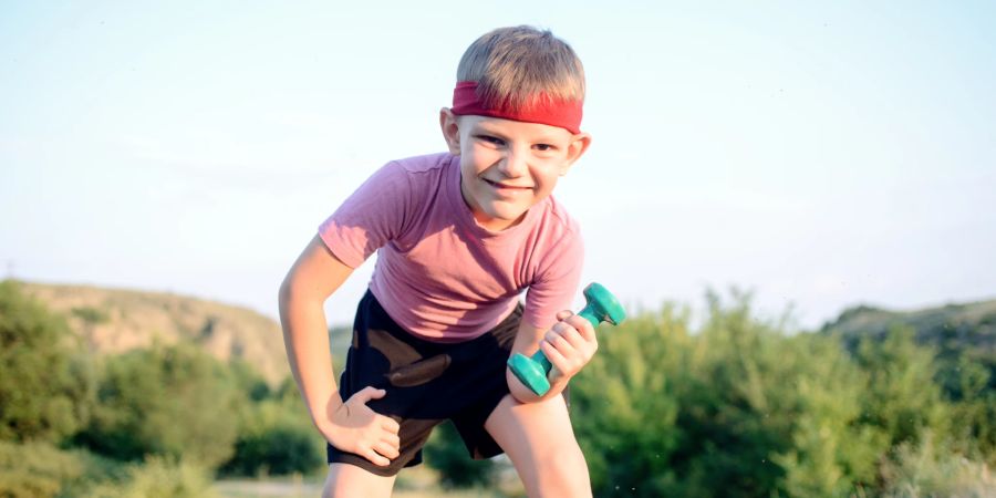 Training mit Gewicht junge