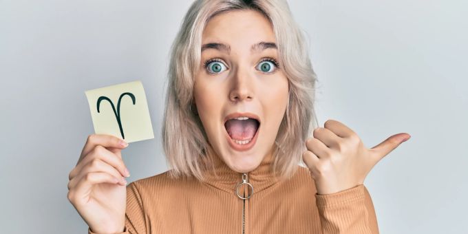 Eine Frau mit dem Sternzeichen-Symbol für Widder. Frau mit Widder-Symbol