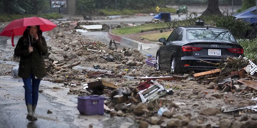 Schlamm und Geröll liegt während eines Regensturms auf der Strasse. Foto: Marcio Jose Sanchez/AP