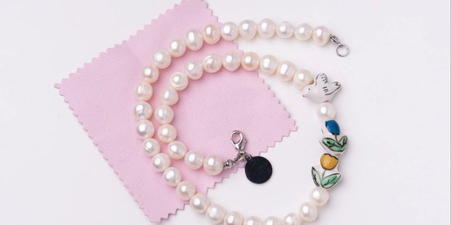 Perlen sind besonders empfindlich und sollten sehr sanft gereinigt werden.