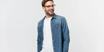 Mann mit Jeanshemd und weissem T-Shirt