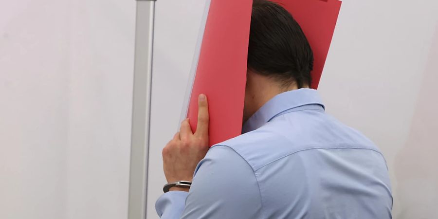 ARCHIV - Der Angeklagte steht in einem Gerichtssaal im Landgericht in Kempten. Nun fiel das Urteil: lebenslange Haft. Foto: Karl-Josef Hildenbrand/dpa