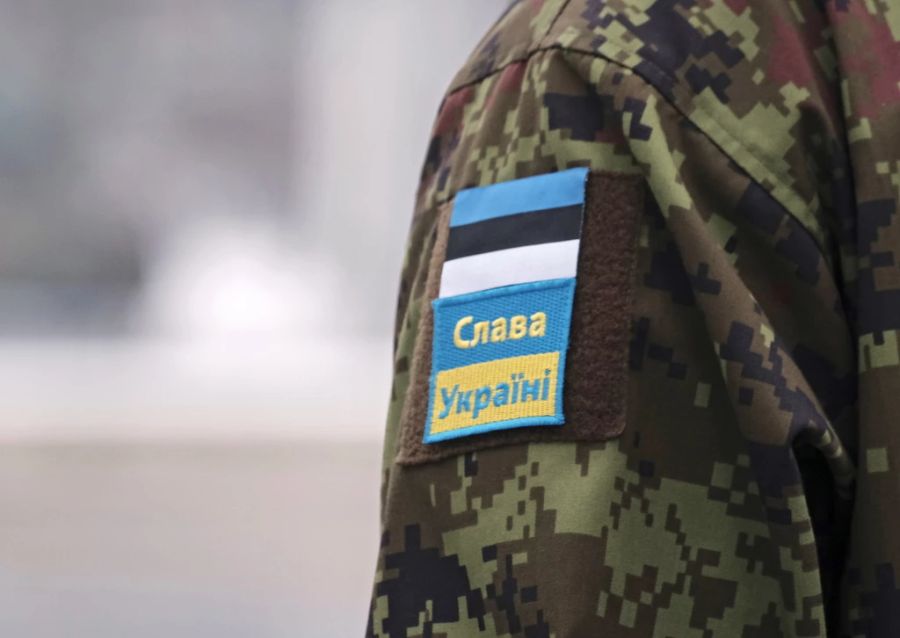 Ein Aufnäher auf der Uniform eines Soldaten zeigt den ukrainischen Nationalgruss «Slava Ukraini».