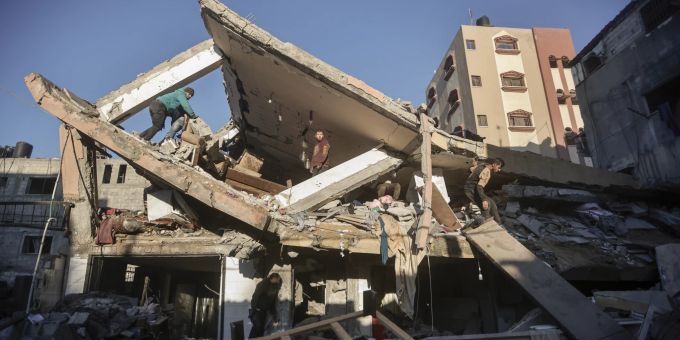 Palästinenser inspizieren die Schäden an einem zerstörten Haus nach israelischen Luftangriffen auf Khan Younis im südlichen Gazastreifen, Sonntag, 7. Januar 2024. Israel Gazastreifen