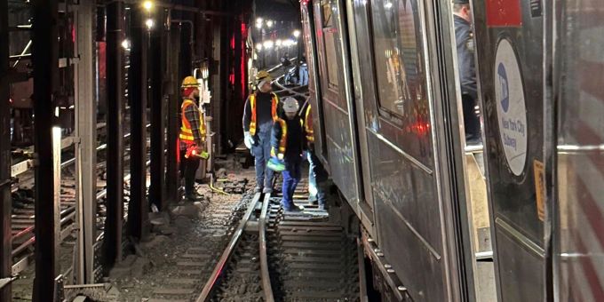 Bei einem Zusammenstoss zweier U-Bahnen in New York sind mindestens 24 Menschen verletzt worden. Bei einem Zusammenstoss zweier U-Bahnen in New York sind mindestens 24 Menschen verletzt worden.