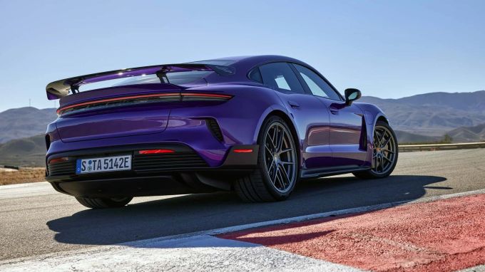 Ein feststehender Spoiler und mächtige weitere Aerowerk kennzeichen die Weissach-Option Porsche Taycan Turbo GT