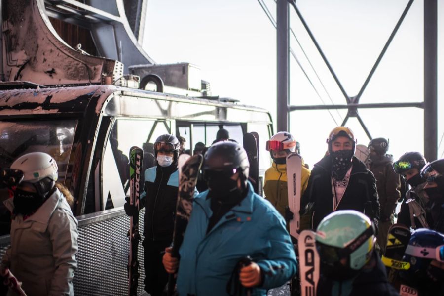 Gerade im Winter braucht es Bähnlerinnen und Bähnler, da viele Schneesportbegeisterte auf die Pisten wollen.