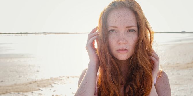 Rothaarige Frau mit Sommersprossen.