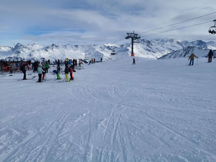 Ein erhöhtes Unfallrisiko besteht dadurch zwar kaum, aber es bleibt schon etwas weniger Platz für die anbrausenden Skifahrer, wie dieses Bild zeigt.