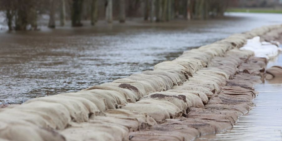 Sandsäcke liegen entlang des Flusses Helme an der Talsperre Kelbra. Die Hochwasserlage ist weiterhin kritisch. Foto: Matthias Bein/dpa