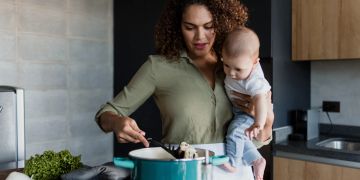 Mutter und Kind in der Küche beim Kochen