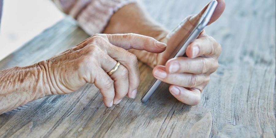 Zudem habe sie ihr Handy zu Hause vergessen und konnte somit niemanden kontaktieren.