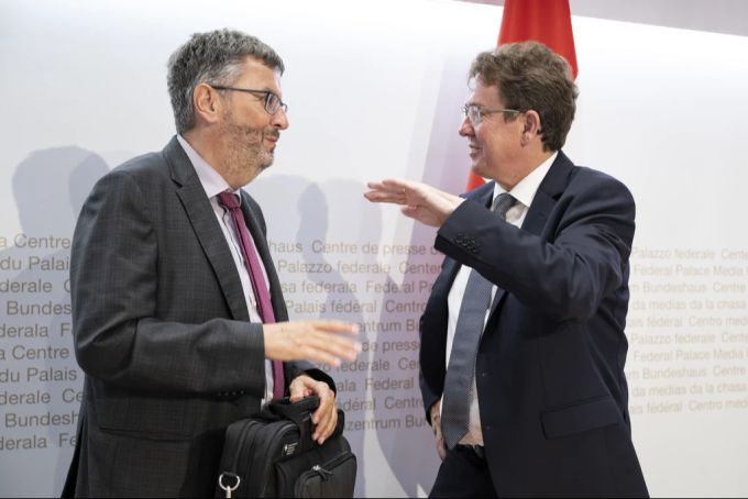 Bundesrat Albert Rösti, rechts, und Peter Füglistaler, Direktor des Bundesamts für Verkehr (BAV), unterhalten sich nach einer Medienkonferenz. Albert Rösti Peter Füglistaler