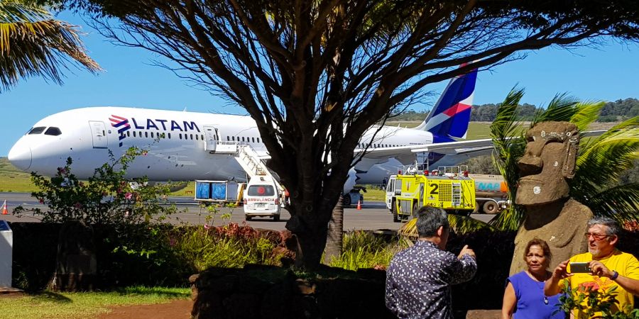 Ein Flugzeug der Fluggesellschaft Latam, das die Osterinsel mit Chile verbindet, auf dem Internationalen Flughafen Mataveri.
