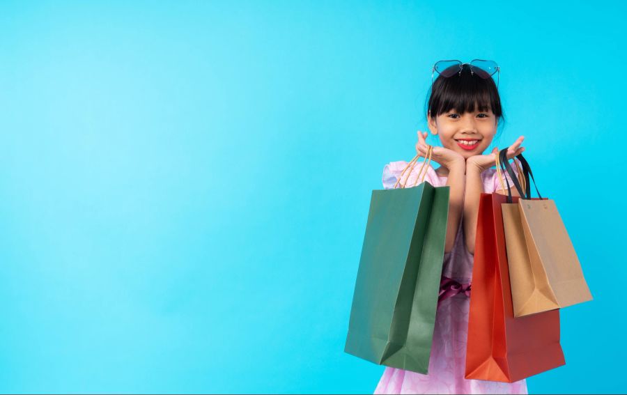 Mädchen mit Shoppingtüten