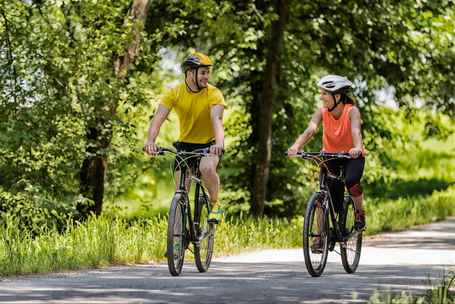 Paar beim Velofahren