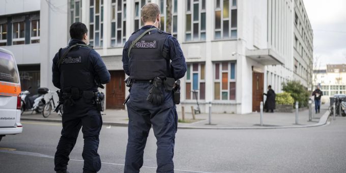 Polizisten sichern die Synagoge Agudas Achim in Wiedikon am Montag in Zürich.