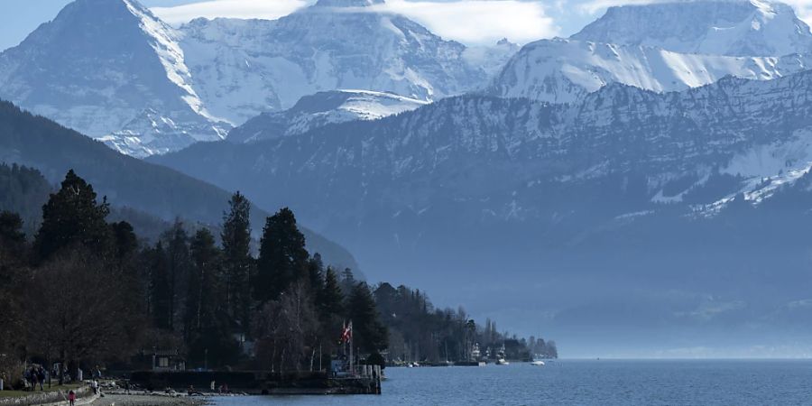 Die Menschen auf der Erde haben nach Angaben des EU-Klimawandeldiensts Copernicus den wärmsten Februar seit Beginn der Aufzeichnungen hinter sich. Im Bild: Eiger, Mönch und Jungfrau anfangs Februar. (Archivbild)