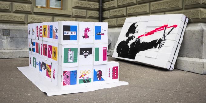 Die Schachteln mit den gesammelten Unterschriften stehen bereit, bei der Einreichung der Service-citoyen-Initiative bei der Bundeskanzlei, am Donnerstag, 26. Oktober 2023 in Bern.