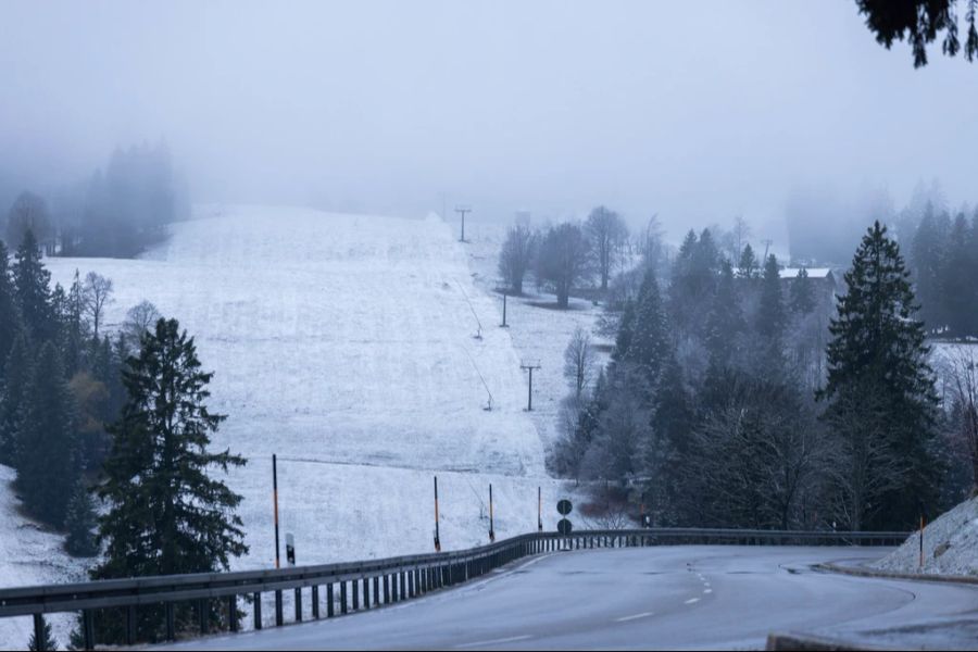 Am Sonntagabend soll es in den Bergen dann ein bisschen Neuschnee geben.