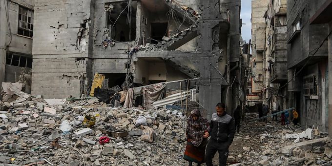 Palästinenser inspizieren ihr Haus, das nach einem israelischen Luftangriff auf das Flüchtlingslager Shaboura beschädigt wurde. Foto: Abed Rahim Khatib/dpa Palästinenser inspizieren ihr Haus, das nach einem israelischen Luftangriff auf das Flüchtlingslager Shaboura beschädigt wurde. Foto: Abed Rahim Khatib/dpa