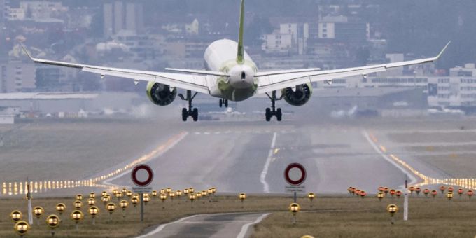 Die Zürcher Stimmberechtigten sagen Ja zu den Pistenverlängerungen am Flughafen. Die Gegner befürchten jedoch, dass damit die Kapazität erhöht werden könnte. (Symbolbild) Pistenverlängerungen Ja
