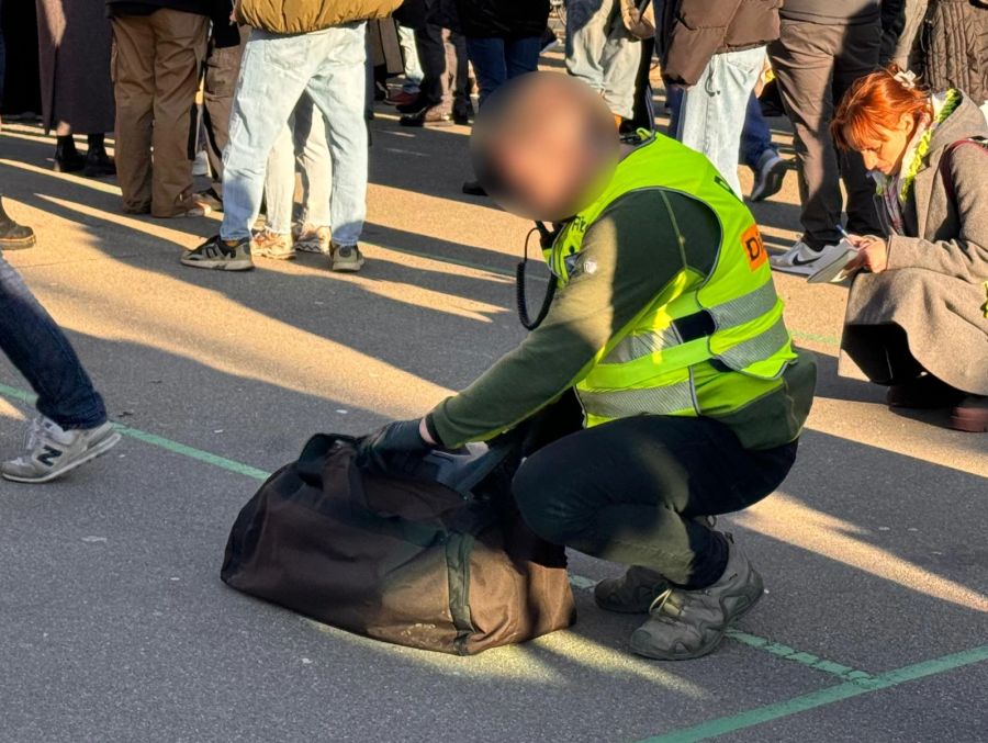 Zudem hat die Polizei eine herrenlose Tasche entdeckt und untersucht.