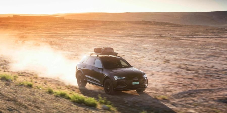 2,5 Tonnen souverän durch den heissen Wüstensand: Audi Q8 e-tron edition Dakar.