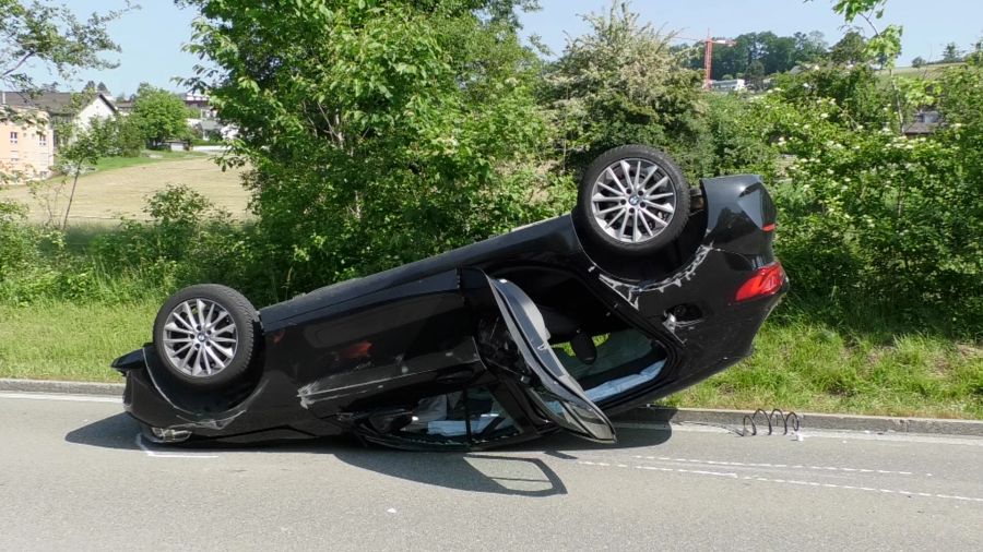 Aus noch unbekannten Gründen kam es auf der Winterthurerstrasse in Bülach ZH zur Kollision zwei entgegenkommender Fahrzeuge.